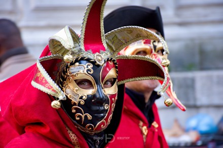 The mask in red